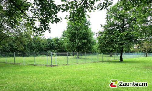 Doppelstabmatten schwer verzinkt mit Pfosten 40x60 verzinkt mit Abdeckleisten einbetoniert wurde in Hammelburg von Zaunteam Main-Rhön, Euerdorf im Jahr 2024 erstellt.