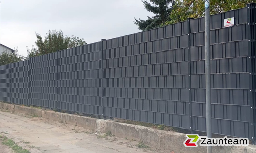 Flechtfix Vario Sichtschutz RAL Standardfarben wurde in Aken (Elbe) von Zaunteam Fläming, Coswig im Jahr 2025 erstellt.