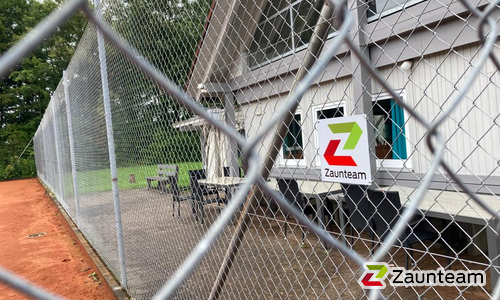 Diagonalgeflecht verzinkt mit Rohrpfosten verzinkt einbetoniert wurde in Memmingen von Zaunteam Allgäu, Bad Hindelang - Unterjoch im Jahr 2023 erstellt.
