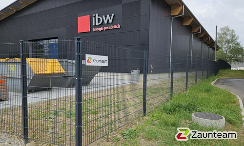 Doppelstabmatten leicht vorverzinkt und anthrazit beschichtet mit Pfosten 60 x 40 mit Abdeckleisten einbetoniert wurde in Wohlen von Zaunteam Aargau, Egliswil im Jahr 2026 erstellt.