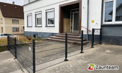 Doppelstabmatten schwer feuerverzinkt und anthrazit beschichtet mit Pfosten 60 x 40 mit Abdeckleisten in Aussparung wurde in Dürmentingen von Zaunteam Oberschwaben, Obermarchtal im Jahr 2022 erstellt.