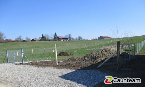 Knotengitter Tornado mit Robinienpfosten rund wurde in Türkenfeld von Zaunteam Ammersee, Hofstetten im Jahr 2023 erstellt.