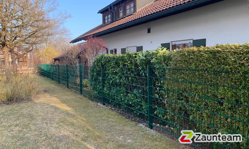 Doppelstabmatten schwer vorverzinkt und grün beschichtet mit Pfosten 60 x 40 mit Abdeckleisten einbetoniert wurde in Kempten von Zaunteam Allgäu, Bad Hindelang - Unterjoch im Jahr 2022 erstellt.