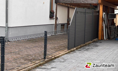 System WPC Sichtschutz, Classic mit Alupfosten einbetoniert wurde in Wunstorf von Zaunteam Schaumburger Land, Stadthagen im Jahr 2023 erstellt.