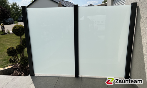 Glas Sichtschutz mit vierkant Aluminium-Nutpfosten einbetoniert wurde in Eurasburg von Zaunteam Schwaben-Nord, Todtenweis im Jahr 2023 erstellt.