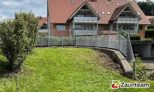 Drahtseilzaun mit Rohrpfosten verzinkt CH in Aussparung wurde in Hittnau von Zaunteam Zürich Oberland, Gutenswil im Jahr 2024 erstellt.