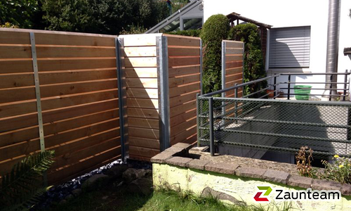 Holz Sichtschutz wurde in Freienbach von Zaunteam Linth GmbH, Uznach im Jahr 2014 erstellt.