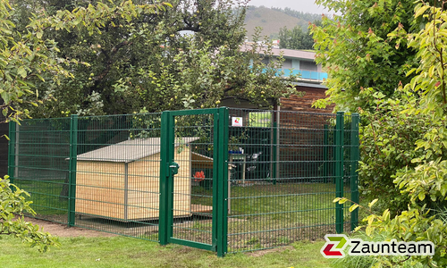 Doppelstabmatten schwer vorverzinkt und grün beschichtet mit Pfosten 60 x 40 mit Abdeckleisten einbetoniert wurde in Grimisuat von Zaunteam Wallis, Niedergesteln im Jahr 2021 erstellt.