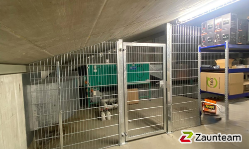 Doppelstabmatten schwer verzinkt mit Pfosten 40x60 verzinkt mit Abdeckleisten mit Fussplatte wurde in St. Gallen von Zaunteam Appenzellerland, Wasserauen im Jahr 2025 erstellt.