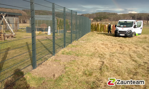 Doppelstabmatten schwer feuerverzinkt und anthrazit beschichtet mit Pfosten 60 x 40 mit Abdeckleisten einbetoniert wurde in Grafendorf von Zaunteam Oststeiermark, Grafendorf bei Hartberg im Jahr 2025 erstellt.