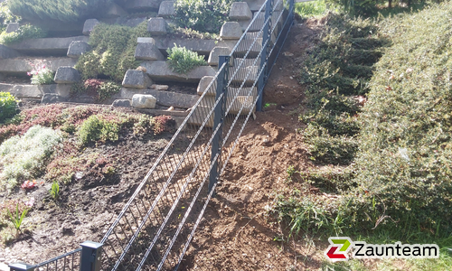 Doppelstabmatten schwer vorverzinkt und anthrazit beschichtet mit Pfosten 60 x 40 mit Abdeckleisten einbetoniert wurde in Gerlos von Zaunteam Tirol Unterland, Schwoich im Jahr 2025 erstellt.