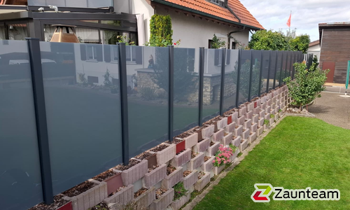 Glas Sichtschutz mit vierkant Aluminium-Nutpfosten einbetoniert wurde in Wohlen von Zaunteam Aargau, Egliswil im Jahr 2025 erstellt.