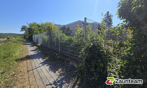 Doppelstabmatten leicht verzinkt mit Pfosten Vario verzinkt einbetoniert wurde in Salz von Zaunteam Main-Rhön, Euerdorf im Jahr 2026 erstellt.