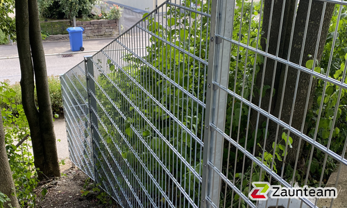 Doppelstabmatten schwer verzinkt mit Pfosten 40x60 verzinkt mit Abdeckleisten einbetoniert wurde in Riedlingen von Zaunteam Oberschwaben, Obermarchtal im Jahr 2022 erstellt.