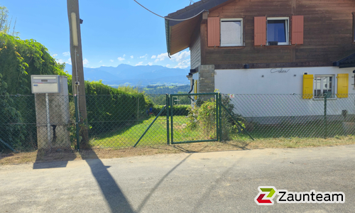 Diagonalgeflecht grün mit Rohrpfosten grün einbetoniert wurde in Essertes von Swissclôture Léman, Forel (Lavaux) im Jahr 2026 erstellt.