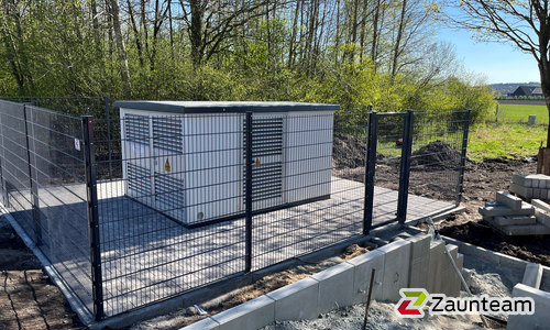 Doppelstabmatten schwer feuerverzinkt und anthrazit beschichtet mit Pfosten 60 x 40 mit Abdeckleisten einbetoniert wurde in Kaaksburg von Zaunteam Südostholstein, Högersdorf im Jahr 2026 erstellt.