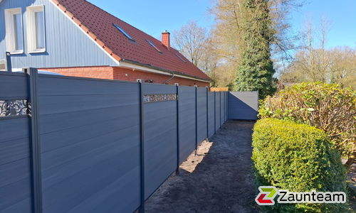 System WPC Sichtschutz, Classic mit Alupfosten einbetoniert wurde in Südbrookmerland von Zaunteam Ostfriesland, Südbrookmerland im Jahr 2026 erstellt.