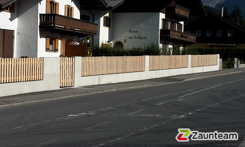 Lärchenzaun gerade mit Lärchenvierkantpfosten gölt wurde in Kitzbühel von Zaunteam Tirol Unterland, Schwoich im Jahr 2016 erstellt.