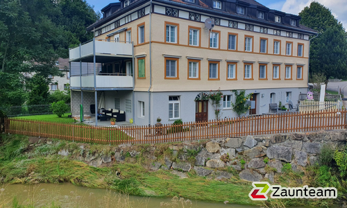 Palisaden mit T-Stahlpfosten verzinkt in Aussparung wurde in Teufen von Zaunteam Appenzellerland, Weissbad im Jahr 2020 erstellt.
