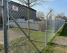 Diagonalgeflecht verzinkt mit Rohrpfosten verzinkt einbetoniert wurde in Dübendorf von Zaunteam Zürich Oberland, Gutenswil im Jahr 2024 erstellt.