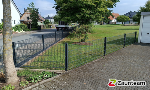 Doppelstabmatten schwer vorverzinkt und anthrazit beschichtet mit Pfosten 60 x 40 mit Abdeckleisten einbetoniert wurde in Spenge von Zaunteam Kischkel, Lübbecke im Jahr 2024 erstellt.
