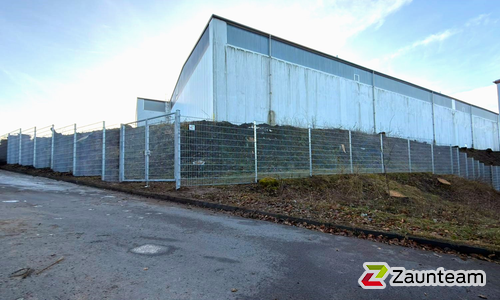 Doppelstabmatten schwer verzinkt mit Pfosten 40x60 verzinkt mit Bügel einbetoniert wurde in Meinerzhagen von Zaunteam Südwestfalen, Wiehl im Jahr 2025 erstellt.