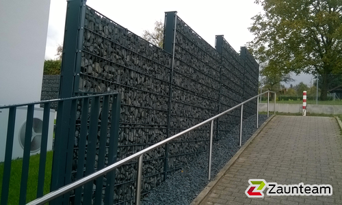 Gabionen mit vierkant Stahlpfosten wurde in Kämpfelbach von Zaunteam Pforzheim, Neuhausen im Jahr 2016 erstellt.