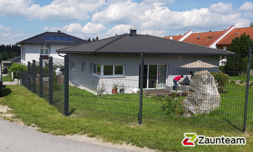 Doppelstabmatten leicht vorverzinkt und anthrazit beschichtet mit Pfosten 60 x 40 mit Abdeckleisten einbetoniert wurde in Helmonsödt von Zaunteam Unteres-Mühlviertel, Bad Zell im Jahr 2021 erstellt.