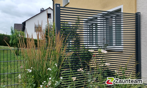 Modern Aluzaun einbetoniert wurde in Tuttlingen von Zaunteam Obere Donau-Bodensee, Sauldorf-Krumbach im Jahr 2025 erstellt.