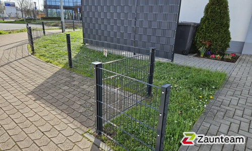 Doppelstabmatten leicht feuerverzinkt und anthrazit beschichtet mit Pfosten 60 x 40 mit Abdeckleisten einbetoniert wurde in Bingen von Zaunteam Hunsrück-Nahe, Bad Kreuznach im Jahr 2024 erstellt.