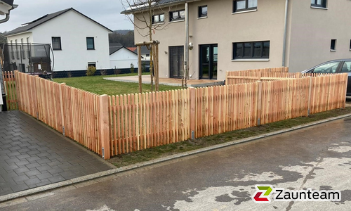 Lärchenzaun gerade mit Lärchenvierkantpfosten wurde in Wutöschingen von Zaunteam Granacher, Lauchringen im Jahr 2020 erstellt.
