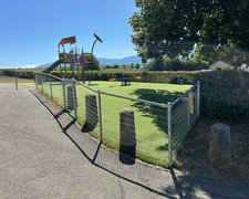 Knotengitter Torus, engmaschig mit Rohrpfosten verzinkt einbetoniert wurde in Laconnex von Swissclôture Genève, Bellevue im Jahr 2025 erstellt.