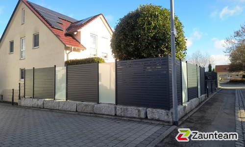 Alu Varioprofil Rhombus 80, Aluminiumpfosten vierkant 85 x 85 mm einbetoniert wurde in Ilsfeld von Zaunteam Neckar-Enz, Bietigheim-Bissingen im Jahr 2025 erstellt.