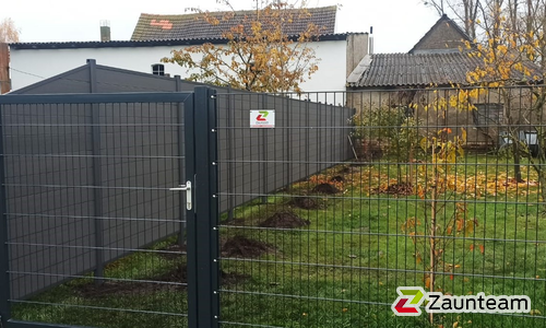 Doppelstabmatten leicht vorverzinkt und anthrazit beschichtet mit Pfosten 60 x 40 mit Abdeckleisten einbetoniert wurde in Zerbst von Zaunteam Fläming, Coswig im Jahr 2021 erstellt.
