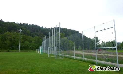 Ballfang Diagonal verzinkt / Rohrpfosten verzinkt wurde in Bern  von Zaunteam Spahni AG, Laupen BE im Jahr 2023 erstellt.