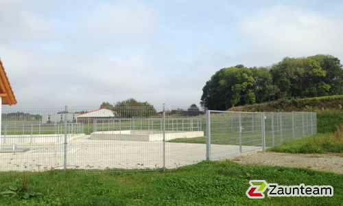 Profilmatten verzinkt mit Pfosten 40x60 verzinkt mit Bügel einbetoniert wurde in Biberach von Zaunteam Oberschwaben, Obermarchtal im Jahr 2013 erstellt.
