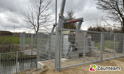 Doppelstabmatten schwer verzinkt mit Pfosten 40x60 verzinkt mit Abdeckleisten einbetoniert wurde in Aichach von Zaunteam Schwaben-Nord, Todtenweis im Jahr 2024 erstellt.