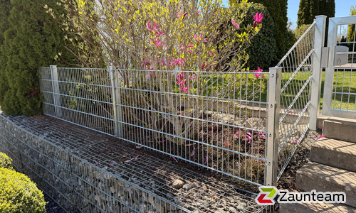 Doppelstabmatten schwer verzinkt mit Pfosten 40x60 verzinkt mit Abdeckleisten einbetoniert wurde in Blaustein von Zaunteam Ulm, Lonsee im Jahr 2026 erstellt.