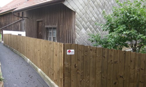 Holz Sichtschutz wurde in Trüllikon von Zaunteam Neftenbach, Neftenbach im Jahr 2012 erstellt.