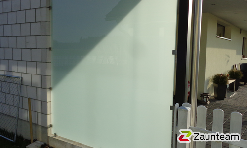 Glas Sichtschutz mit vierkant Edelstahlpfosten einbetoniert (CH) wurde in Wolfwil von Zaunteam Mittelland GmbH, Bützberg im Jahr 2015 erstellt.