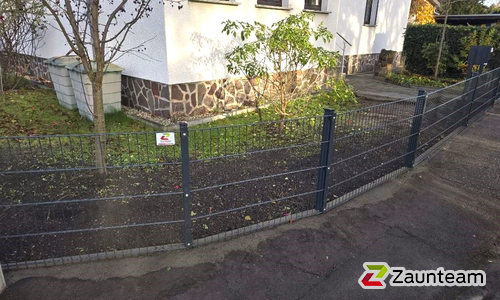 Doppelstabmatten schwer verzinkt mit Pfosten 40x60 verzinkt mit Abdeckleisten einbetoniert wurde in Halle von Zaunteam Halle, Halle im Jahr 2025 erstellt.