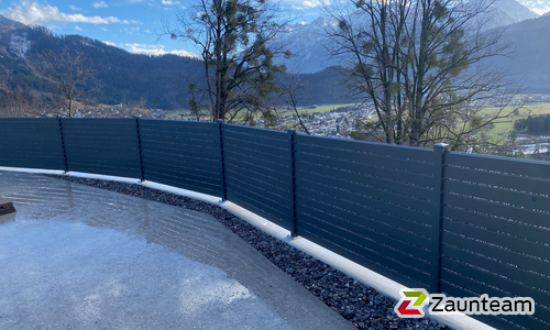 Alu Varioprofil Rhombus mit Aluminiumpfosten vierkant 85 x 85 mm in Aussparung wurde in Thüringen von Zaunteam Vorarlberg, Dornbirn im Jahr 2024 erstellt.