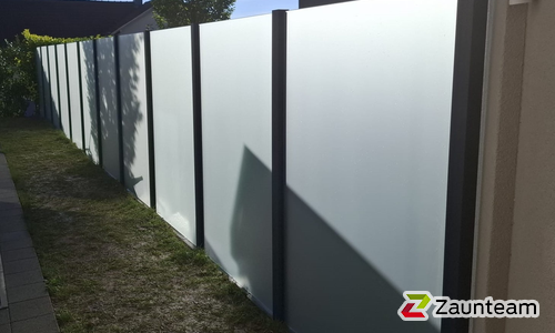 Glas Sichtschutz mit vierkant Aluminium-Nutpfosten einbetoniert wurde in Auenstein von Zaunteam Aargau, Egliswil im Jahr 2024 erstellt.