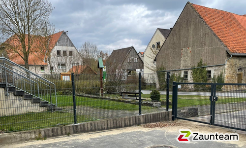Doppelstabmatten schwer vorverzinkt und anthrazit beschichtet mit Pfosten 40x60 mit Abdeckleistenmit Fussplatte wurde in Bühne von Zaunteam Paderborn, Willebadessen im Jahr 2023 erstellt.
