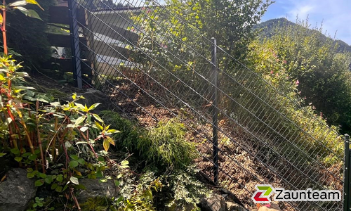 Doppelstabmatten schwer feuerverzinkt und anthrazit beschichtet mit Pfosten 60 x 40 mit Abdeckleisten einbetoniert wurde in Blaichach von Zaunteam Allgäu, Bad Hindelang - Unterjoch im Jahr 2024 erstellt.