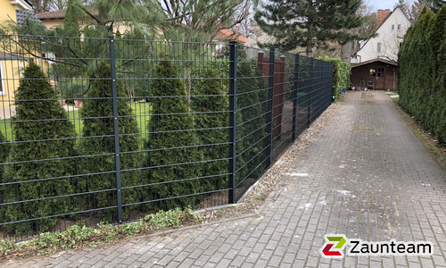 Doppelstabmatten leicht vorverzinkt und anthrazit beschichtet mit Pfosten Vario einbetoniert wurde in Grambin von Zaunteam Pasewalk, Pasewalk im Jahr 2024 erstellt.