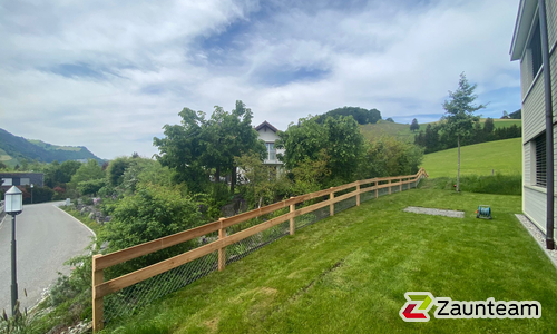 Bohlenzaun mit Robinienpfosten natur wurde in Appenzell von Zaunteam Appenzellerland, Wasserauen im Jahr 2025 erstellt.