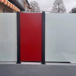 Glas Sichtschutz mit vierkant Aluminium-Nutpfosten mit Fussplatte wurde in Tuttlingen von Zaunteam Obere Donau-Bodensee, Sauldorf-Krumbach im Jahr 2023 erstellt.