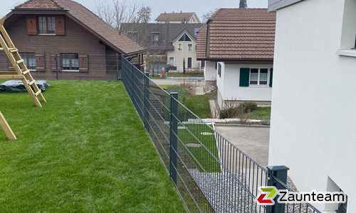 Doppelstabmatten leicht feuerverzinkt und anthrazit beschichtet mit Pfosten 60 x 40 mit Abdeckleistenmit Fussplatte wurde in Seon von Zaunteam Aargau AG, Egliswil im Jahr 2020 erstellt.
