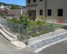 Diagonalgeflecht verzinkt mit Rohrpfosten verzinkt einbetoniert wurde in Hilfikon von Zaunteam Aargau, Egliswil im Jahr 2026 erstellt.